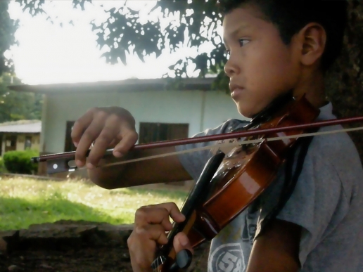 giovane indigeno con violino
